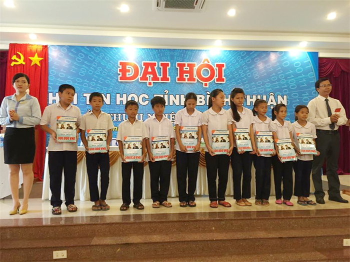 Công ty Giải pháp Trực tuyến Tính Thành trao 10 suất học bổng cho các em học sinh trường Tình Thương tỉnh Bình Thuận.